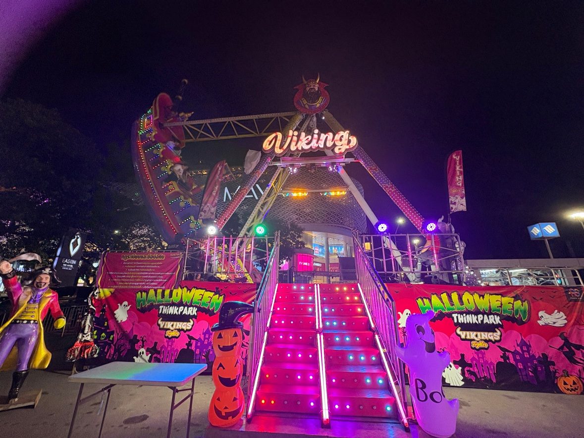 「HALLOWEEN THINKPARK VIKINGS」の幕と、カボチャやおばけの人形が置かれたバイキングの入口